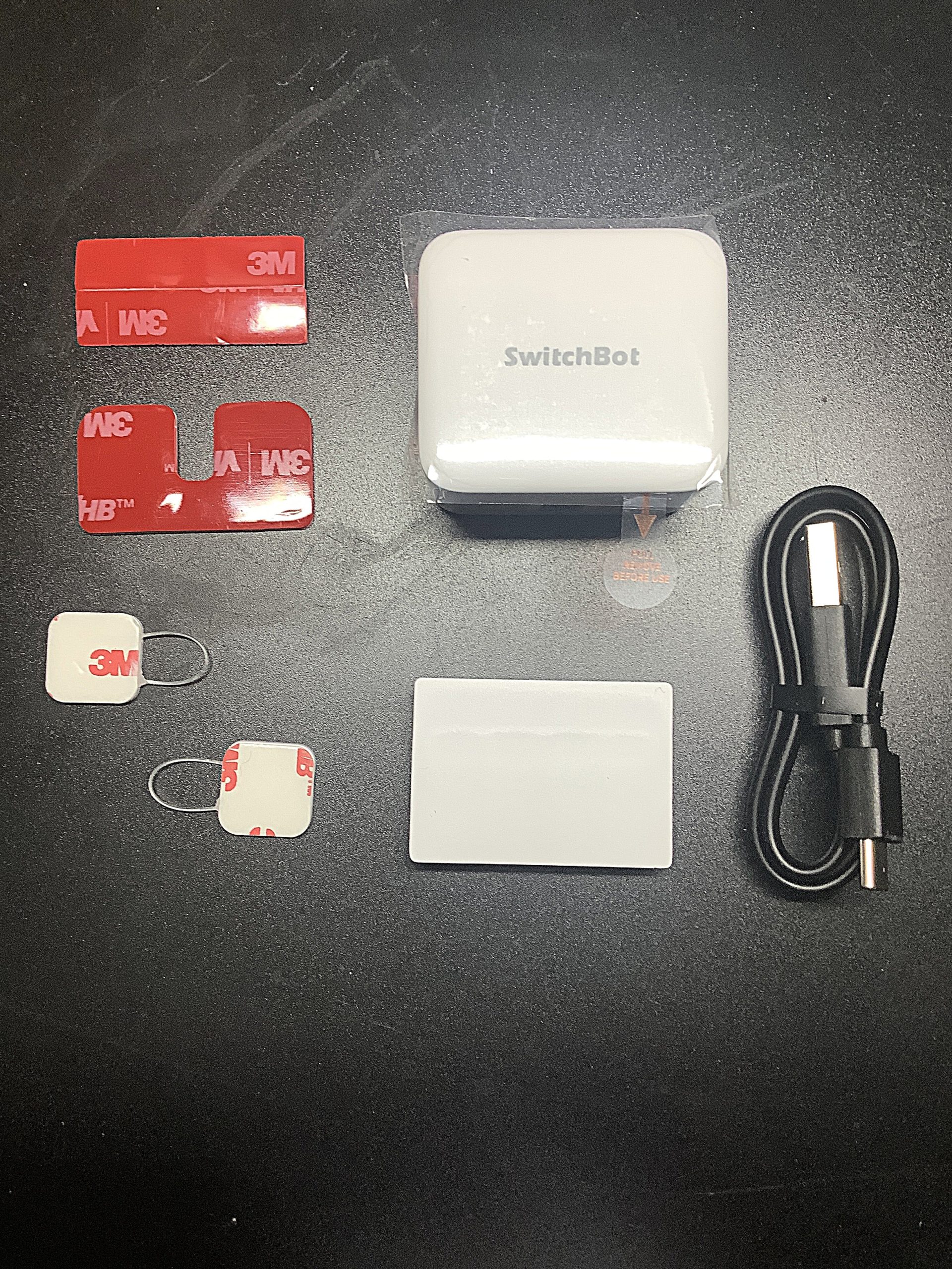 同梱内容。本体・両面テープ・USBケーブルなどがセットになっている。