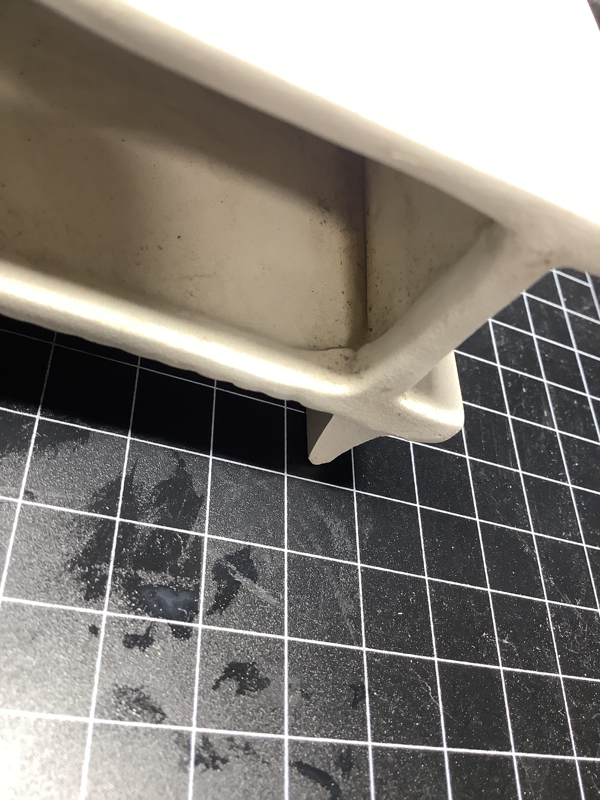 内部両端にある溝——稚魚が挟まる可能性がある
